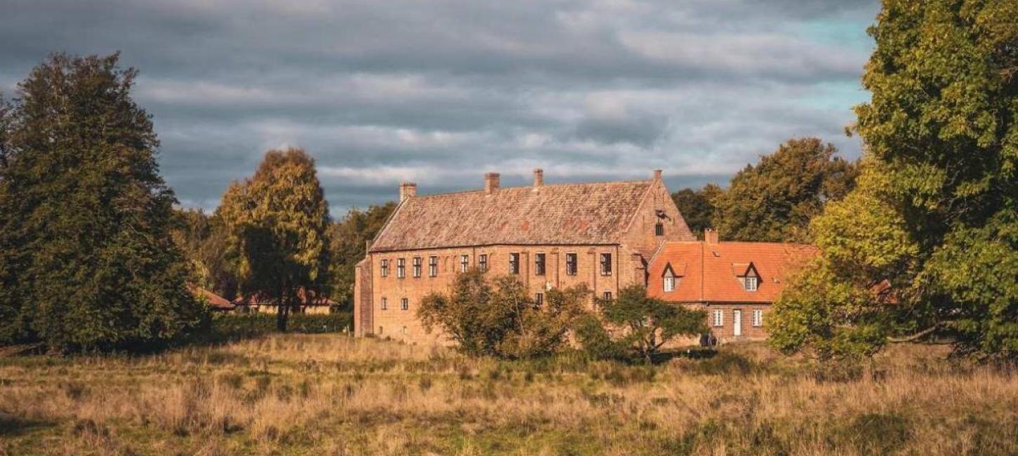 Esrum Kloster ligger ved Esrum og er porten til de dejligste naturoplevelser og vandreture i det nordlige Sjælland. 