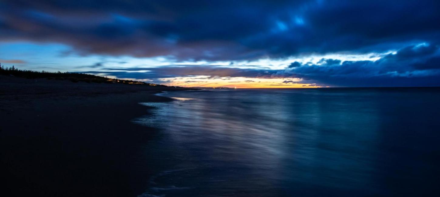 Tisvildeleje Strand i Solnedgangen en vinteraften