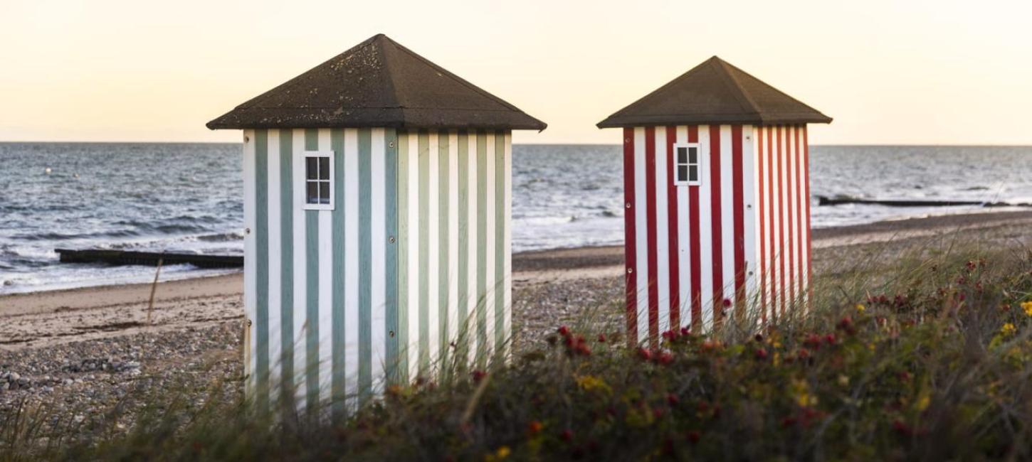 Ikoniske stribede badehuse på stranden i Rågeleje