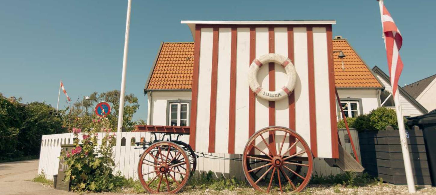 Et gammelt badehus står på gaden i Liseleje