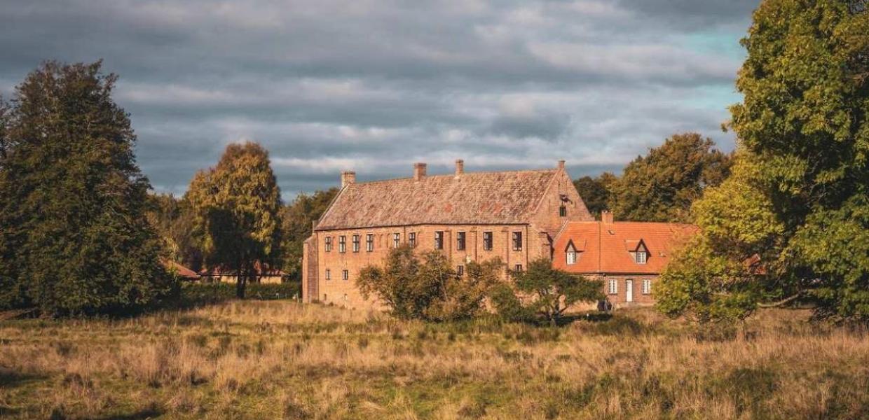 Esrum Kloster ligger ved Esrum og er porten til de dejligste naturoplevelser og vandreture i det nordlige Sjælland. 