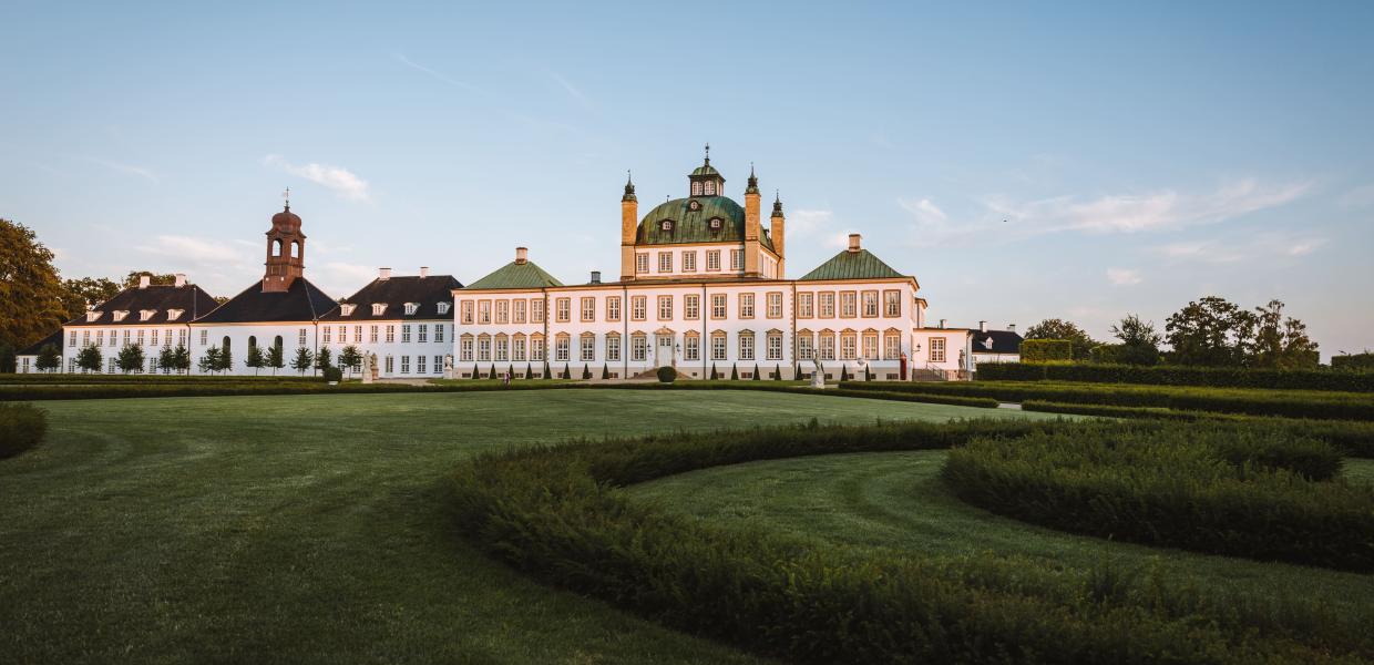 Fredensborg Slot ligger med den store slotspark foran