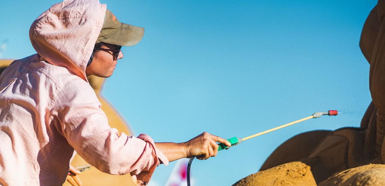  A sculptor is building a sand sculpture in Hundested Sand Sculpture Park.