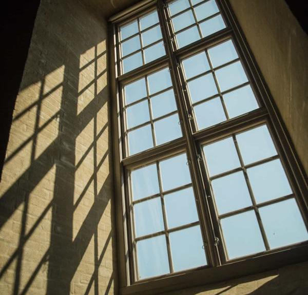 De smukke gamle vinduespartier lukker solen ind i Gjethuset