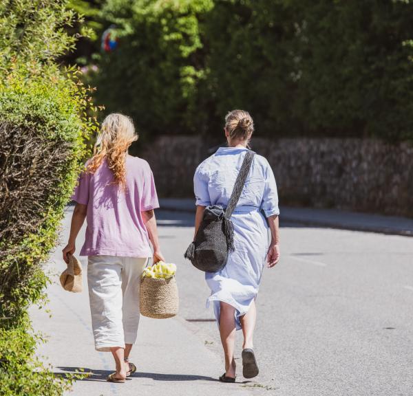 To kvinder går tur i sommerlandet