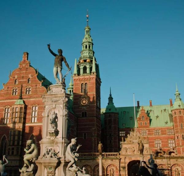 Frederiksborg Slot med Neptunspringvandet i gården