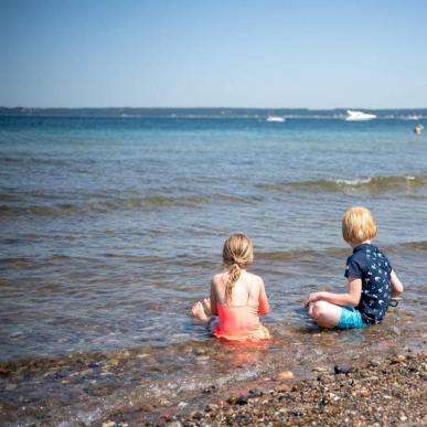 Store badedag ved stranden