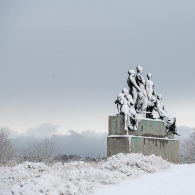 Rudolph Tegners Museum - sneen dækker skulpturen i parken