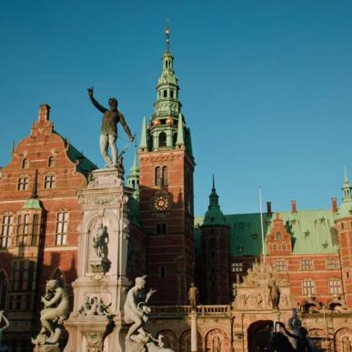 Frederiksborg Slot med Neptunspringvandet i gården