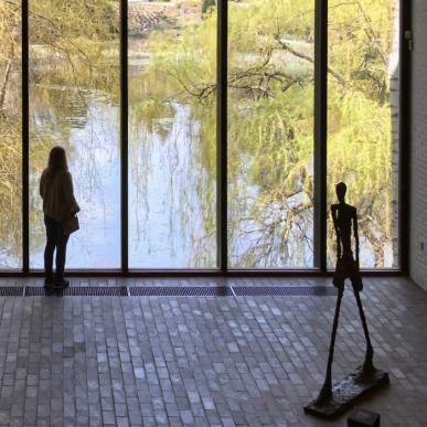 Kvinde ser ud over søen ved Louisiana Museum of Modern Art