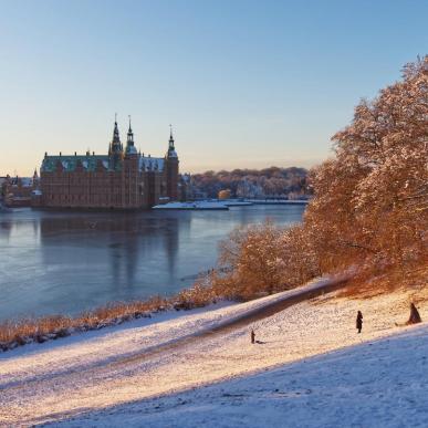 Vinter ved Frederiksborg Slot - Børn og voksne kælker