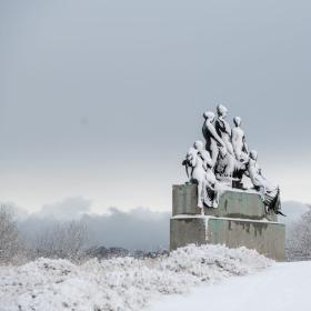 Rudolph Tegners Museum - sneen dækker skulpturen i parken