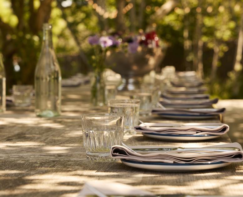 Smukt pyntet bord i haven på Helenekilde Badehotel