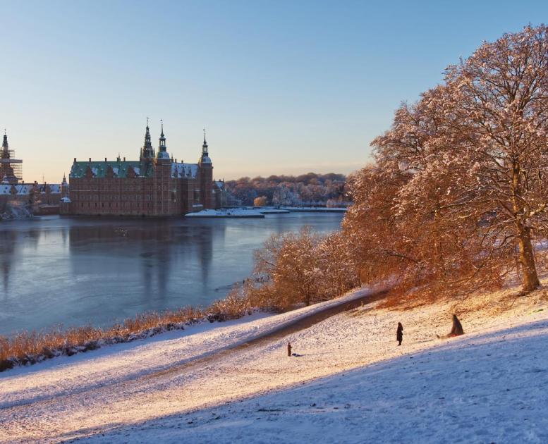 Vinter ved Frederiksborg Slot - Børn og voksne kælker